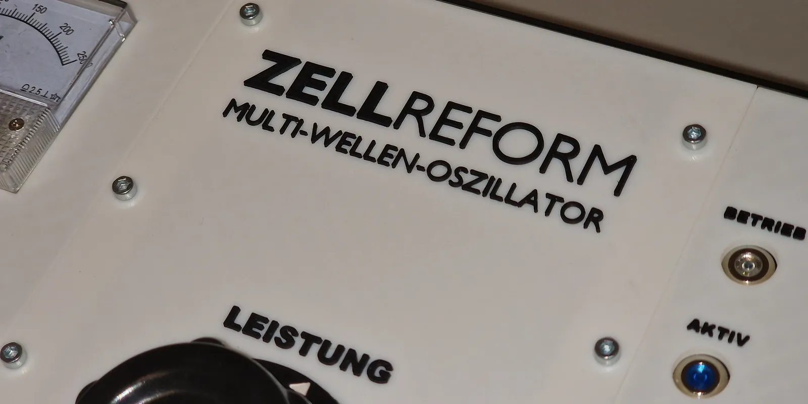 Bedienfeld der Steuereinheit mit Spannungsanzeige, Leistungsregler und den Anzeigen Betrieb und Aktiv