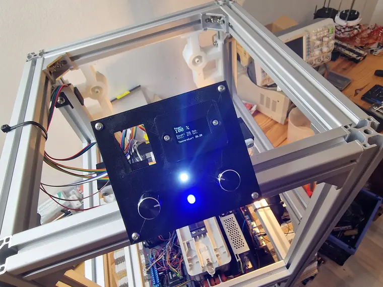 Steuerplatine (Prototyp) im Aluminiumrahmen während des Aufbaus