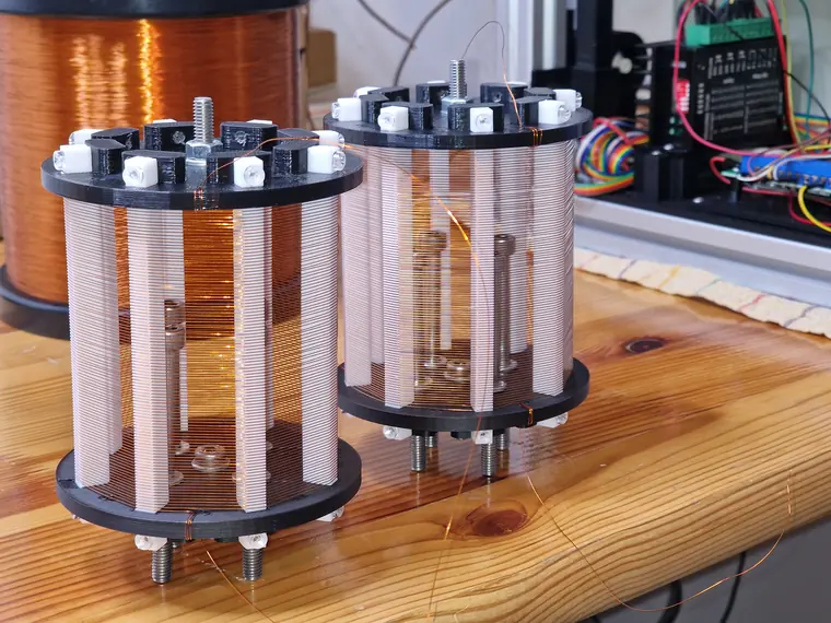 Zwei Resonatorspulen auf der Werkbank